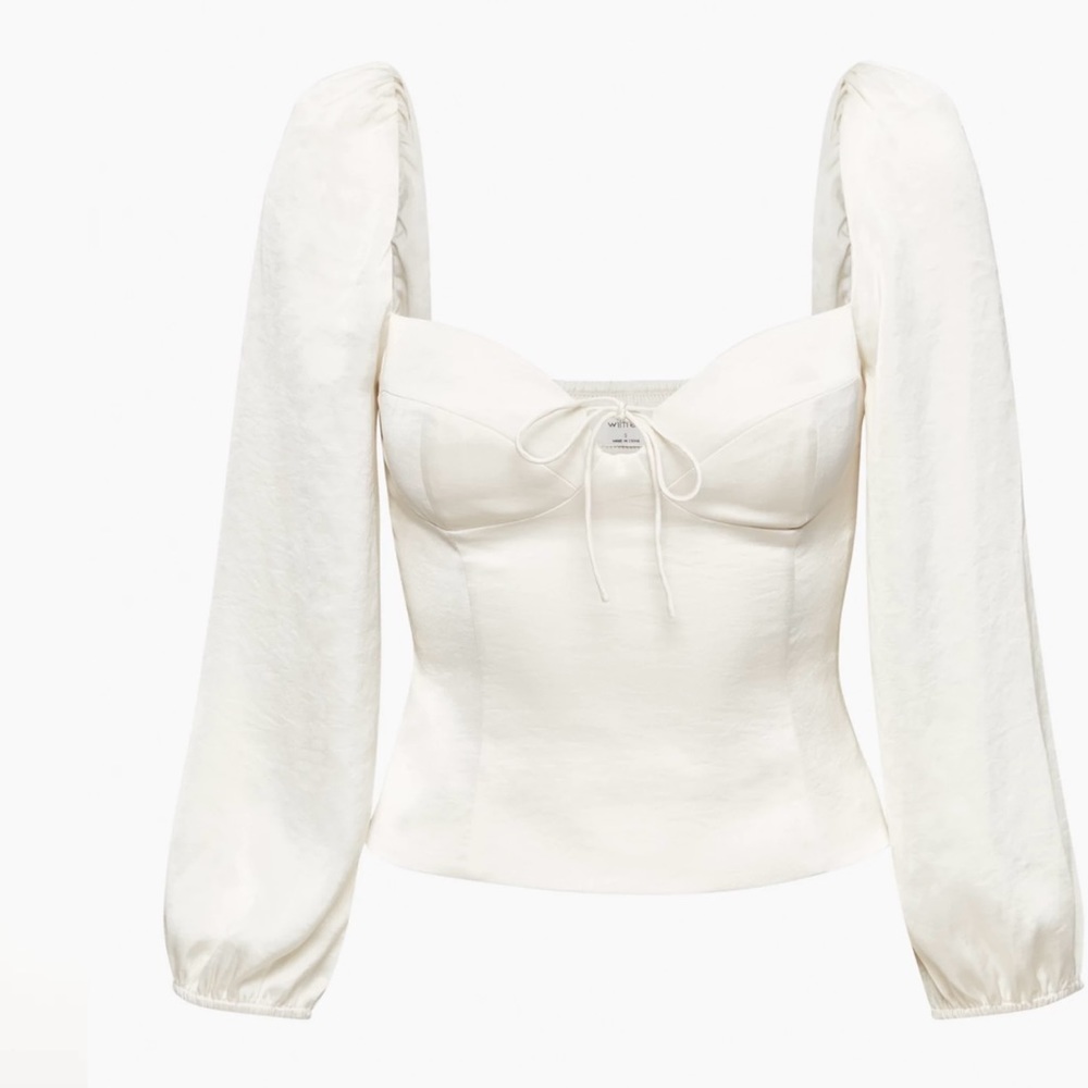 Wilfred Novella Blouse
Puff-sleeve sweetheart blouse from Aritzia